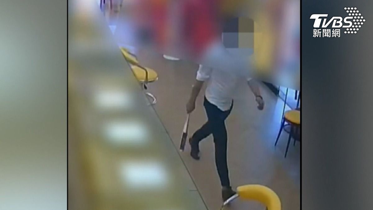 高雄鼓山區發生疑似討債集團內鬥事件,白衣男子手持球棒走進彩券行,對吳姓男子發動攻擊。(圖/TVBS)