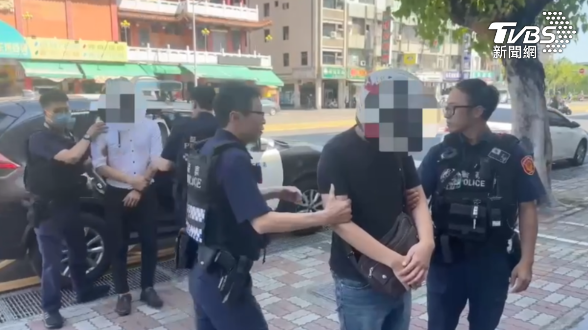 警方獲報後迅速在附近逮捕兩名嫌犯,訊後將兩名嫌犯將依殺人未遂及傷害罪嫌移送法辦。(圖/TVBS)