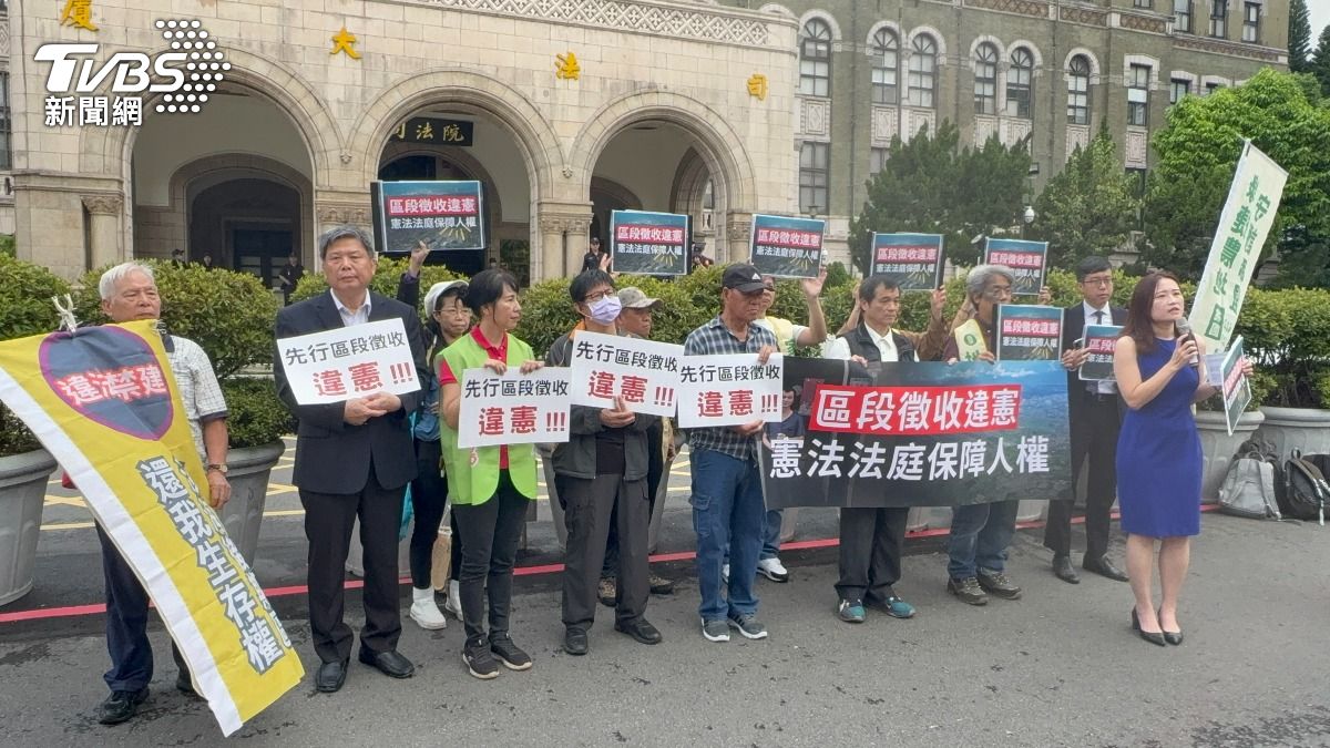 憲法訴訟聲請人陳健和、航空城訴訟律師團及民間團體在司法院前開記者會。(圖/潘千詩攝)