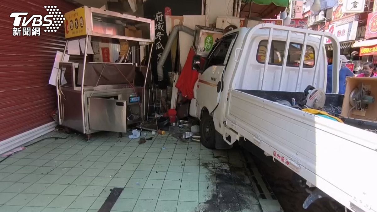 台中貨車失控衝騎樓!「2攤車被撞毀」瓦斯桶倒地