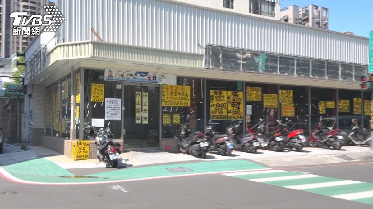 台灣感性壁紙? 歇業超商貼滿「賣屋黃看板」