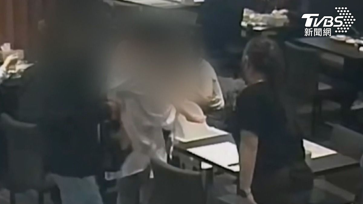 高雄鳳山一對帶著1歲幼童的家長因不滿店家安排兒童椅的位置，雙方協調未果後離去，事後在Google評論留下1星負評。（圖／TVBS）