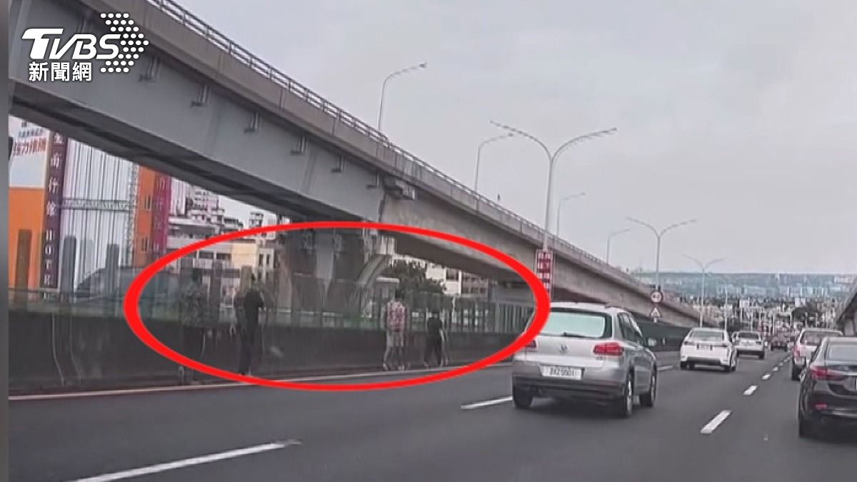台74線3車撞無人報案,6人竄出步行快車道。(圖/翻攝Threads chihcheng_cc)
