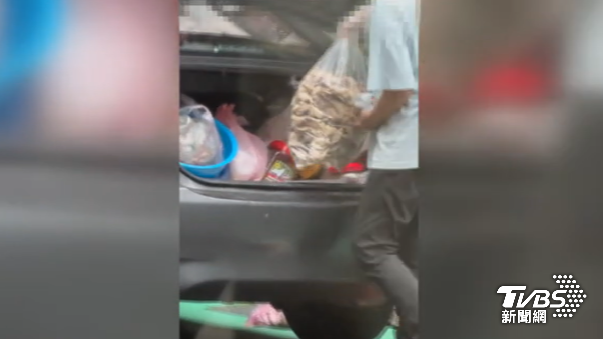 松山海南雞飯名店被控訴將雞骨隨意轉送。(圖/投訴民眾提供)