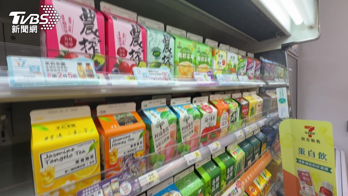 有網友分享大陸人很瘋台灣超商的飲料、零食還有鳳梨酥。(圖/TVBS)