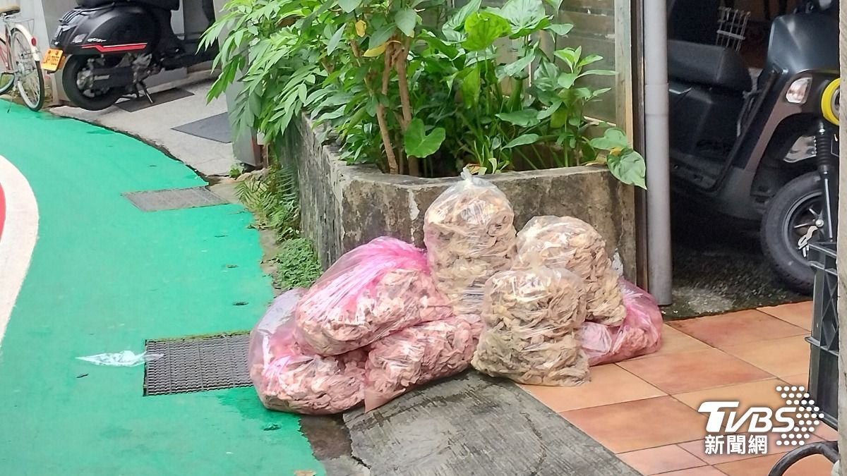 松山海南雞飯名店被控訴將雞骨放在店門口。(圖/投訴民眾提供)