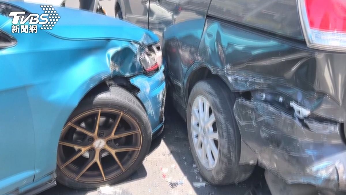 男疑毒駕撞3車,唾液快篩呈陽性。(圖/TVBS)
