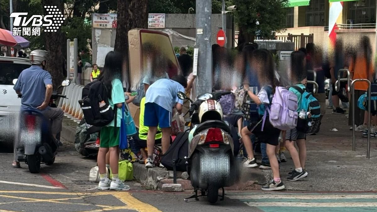 中國辣條-中國零食-陽明國小-光武國小-高雄衛生局-高雄攤販賣中國食品-高雄攤販賣中國零食-小學生吃辣條狂吐-中國黑心零食-高雄攤販賣中國辣條