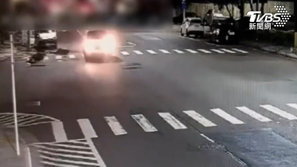 一輛白色休旅車在金鼎路上撞擊一名機車騎士,機車當場噴飛,騎士受傷倒地。(圖/TVBS)