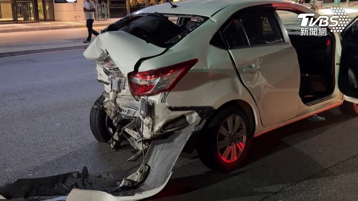追撞事故造成嚴重損害,肇事休旅車車頭毀損,被撞轎車車尾則嚴重潰縮,車內乘客因此受傷送醫。(圖/TVBS)