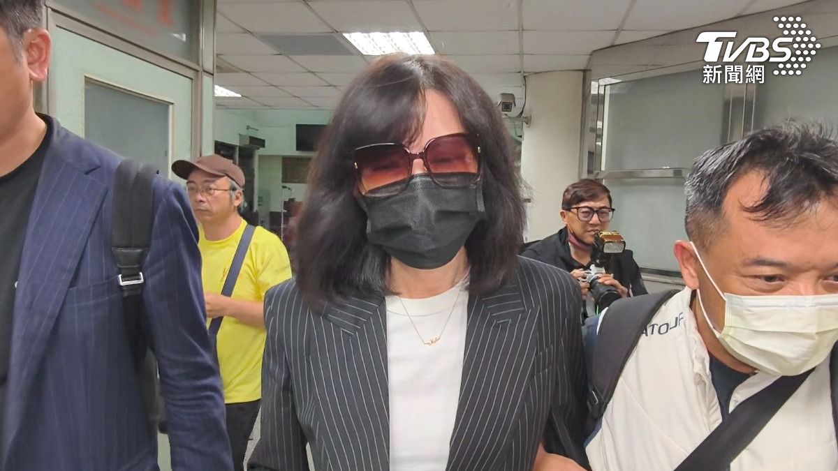 愛爾麗總經理劉貞華堅稱「沒有受害者」、「沒有偷拍」,針對前員工爆料宿舍裝針孔一事也予以否認,如跳針一般狂說「沒有」。(圖/陳冠宇攝)
