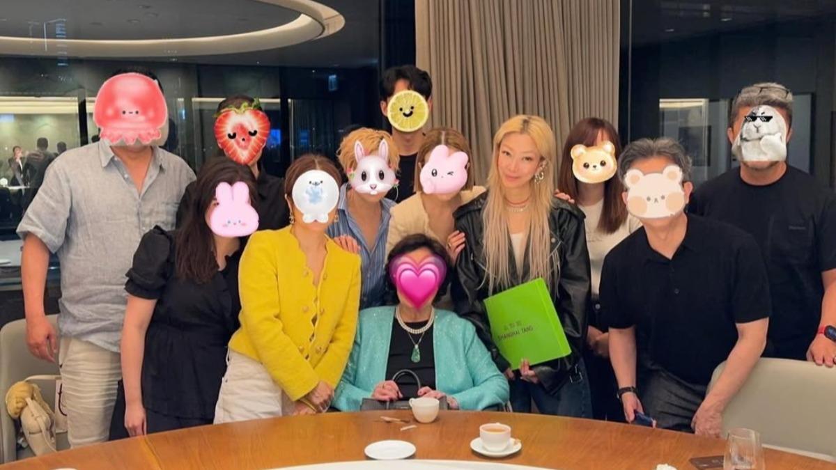 鄭秀文曬家族照預祝母親節!親曝媽媽近況 預告閉關備戰演唱會