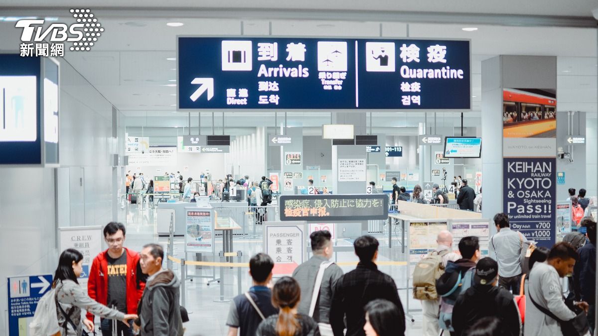 入境日本首遇「小房間」盤查！翻行李又搜全身　網：被毒販牽連