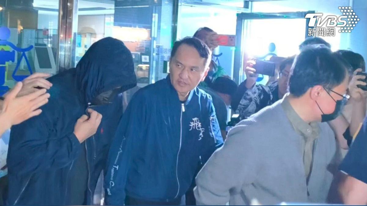 謝金亨（左）疑受人委託，將10分店主機拆走。（圖／TVBS）