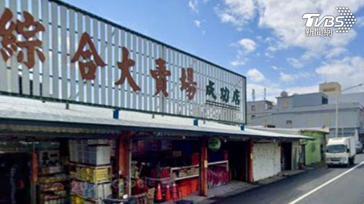 囂張！台東五金大賣場遭報廢車狠撞　「這原因」爆衝突