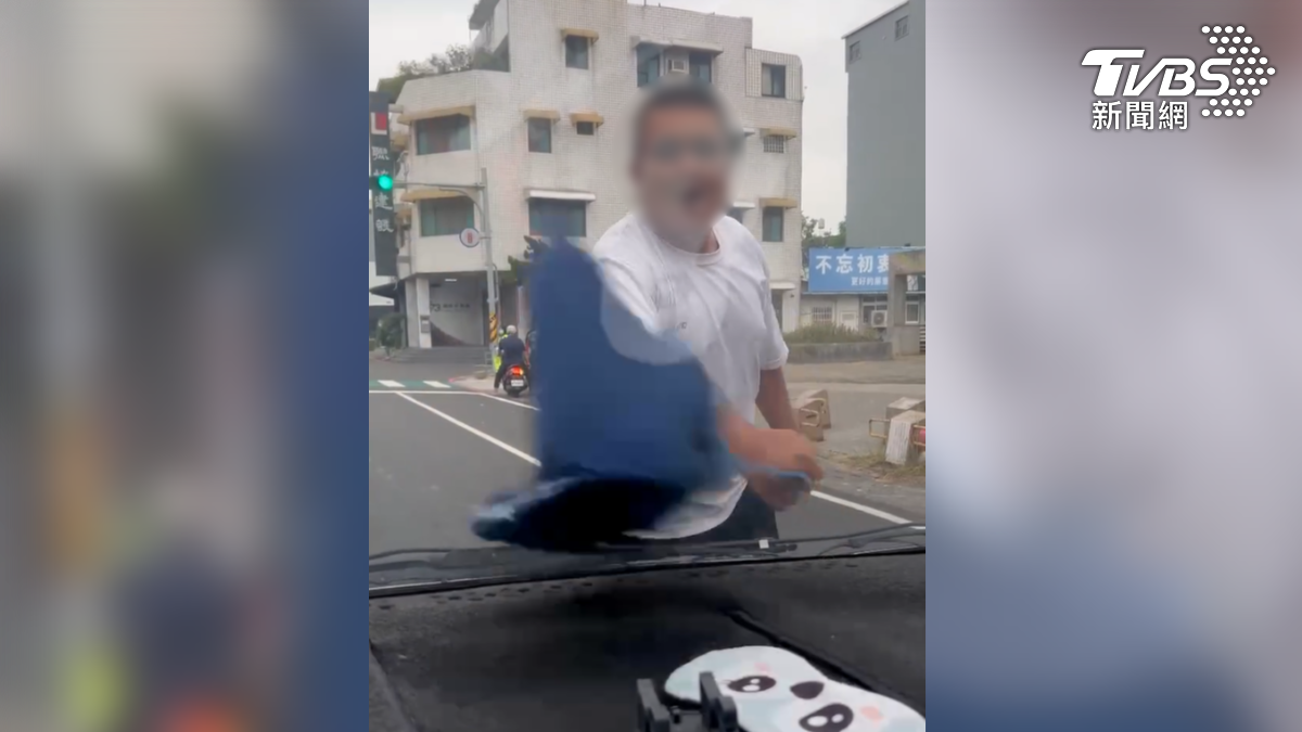 警方獲報到場後將男子帶上警車,並實施保護管束,過程中男子還繼續飆罵三字經。經查,男子是無緣無故隨機挑車攻擊(圖/民眾提供)