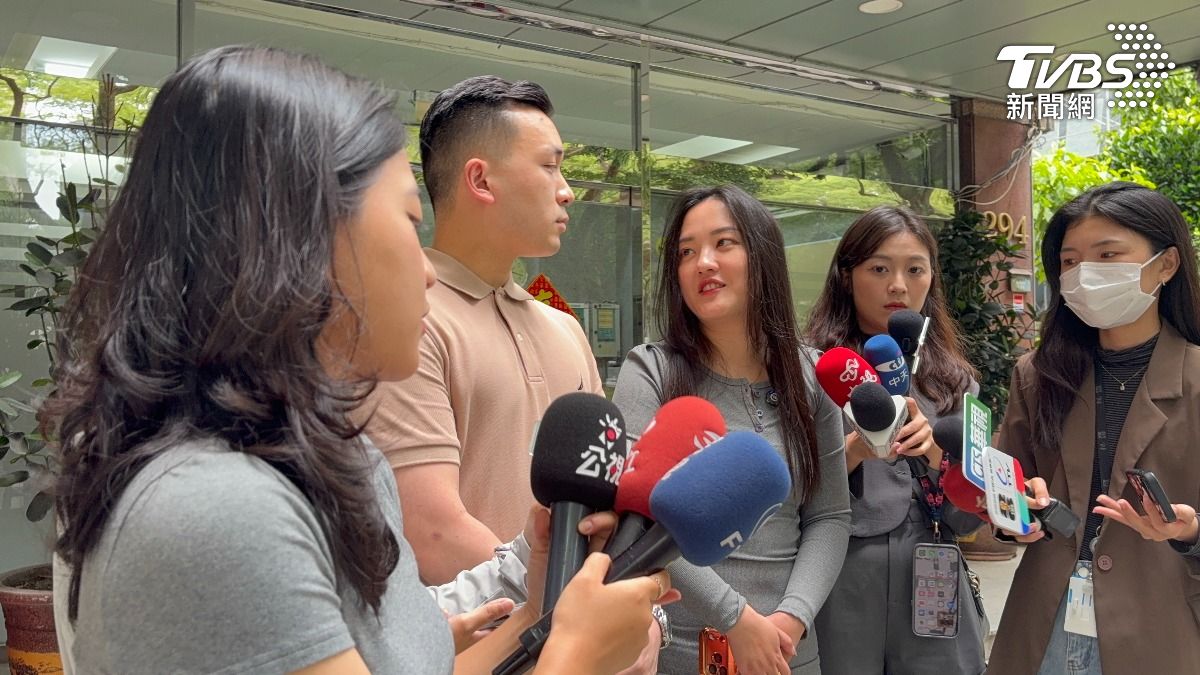自救會委任律師事務所律師李欣庭(右)及事務所法務主任嚴寬(左)。(圖/潘千詩攝)