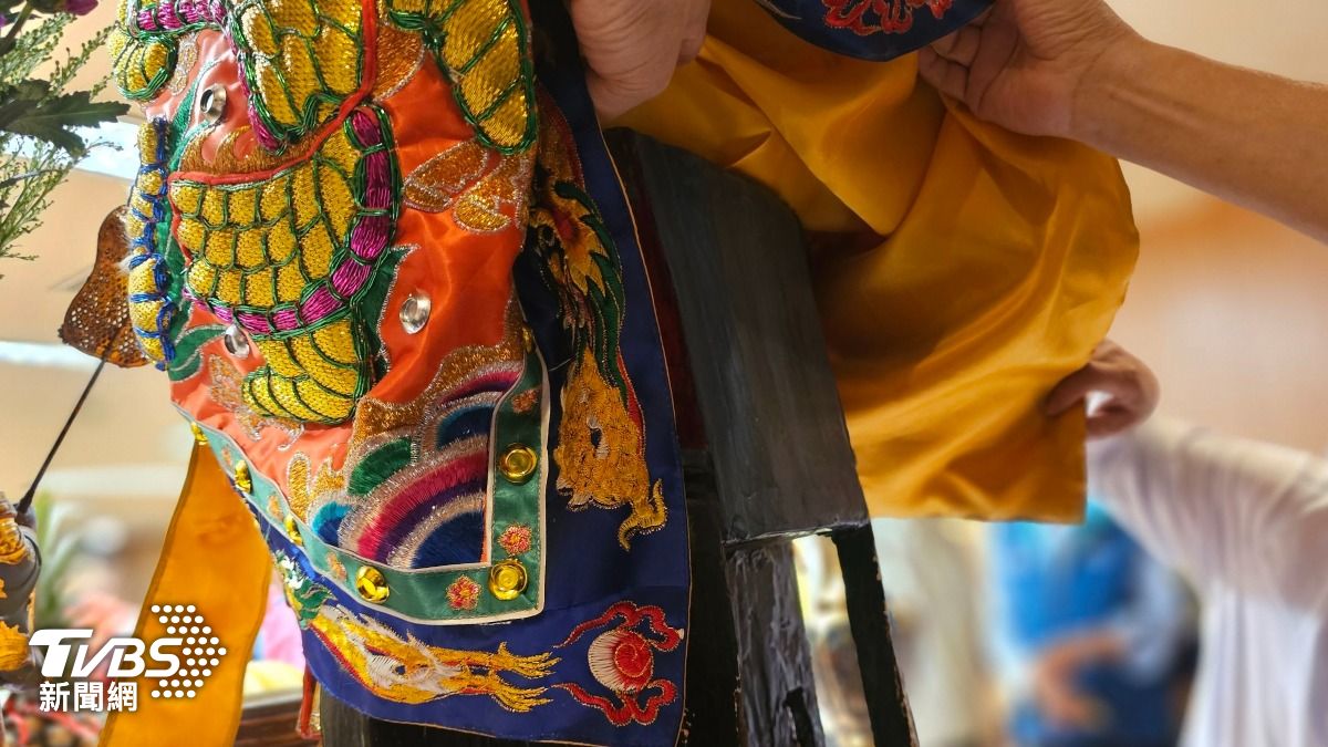 金包里慈護宮董事長游忠義說，1796年在野柳海蝕洞發現的媽祖六吋神像，就崁入再現金媽祖神像內部，神蹟傳奇不斷。(圖／施協源）