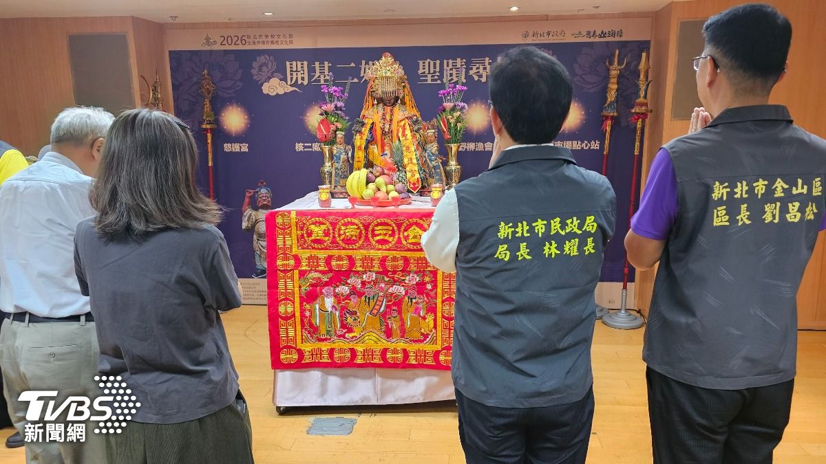 活動當天媽祖神尊將由轎班人員親揹到海蝕洞安座，發重現人與神的直接互動。(圖／施協源）