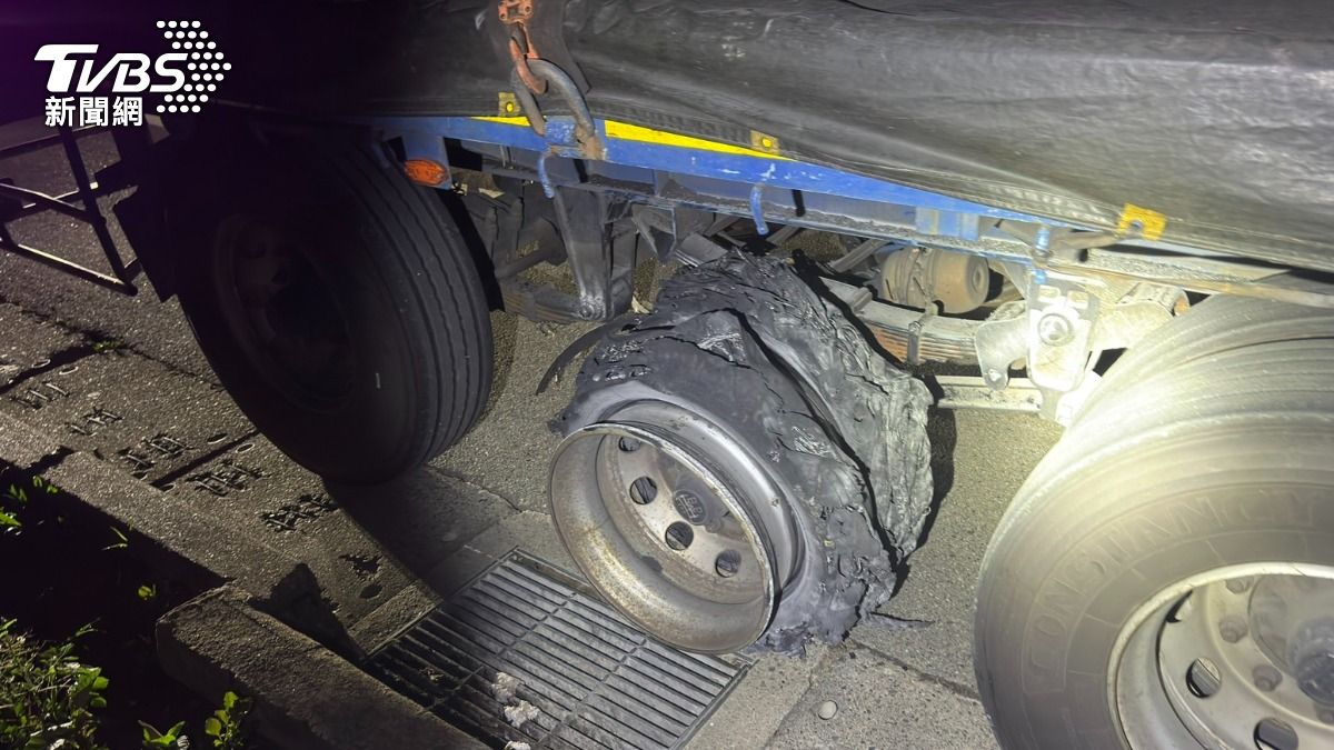 國三北上胎皮四散!聯結車輪胎突炸裂 21車超衰遭波及亂撞