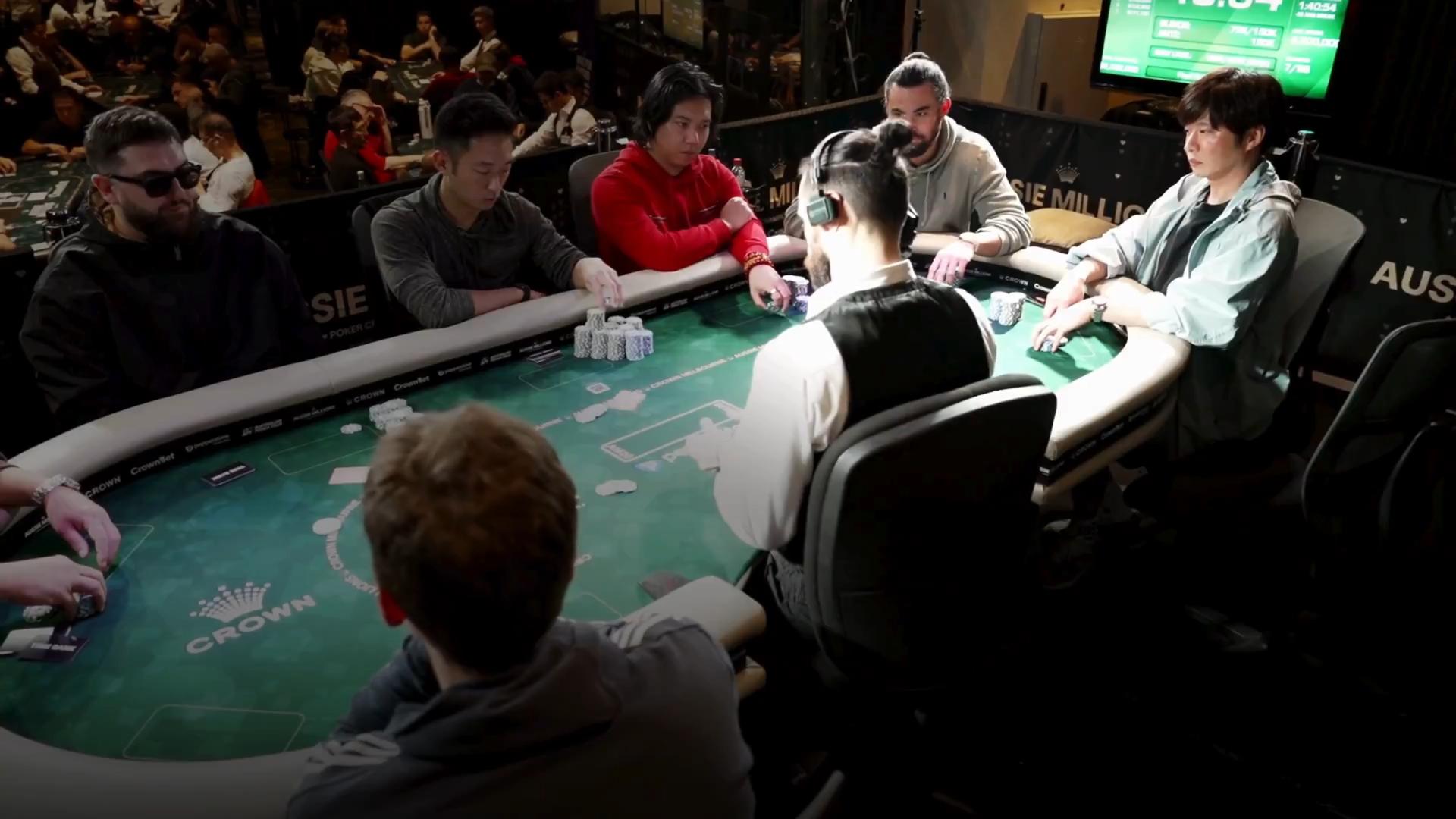 田中圭(最右)打牌時表現冷靜沉著,頗有天分。(圖/翻攝自CrownPoker推特)