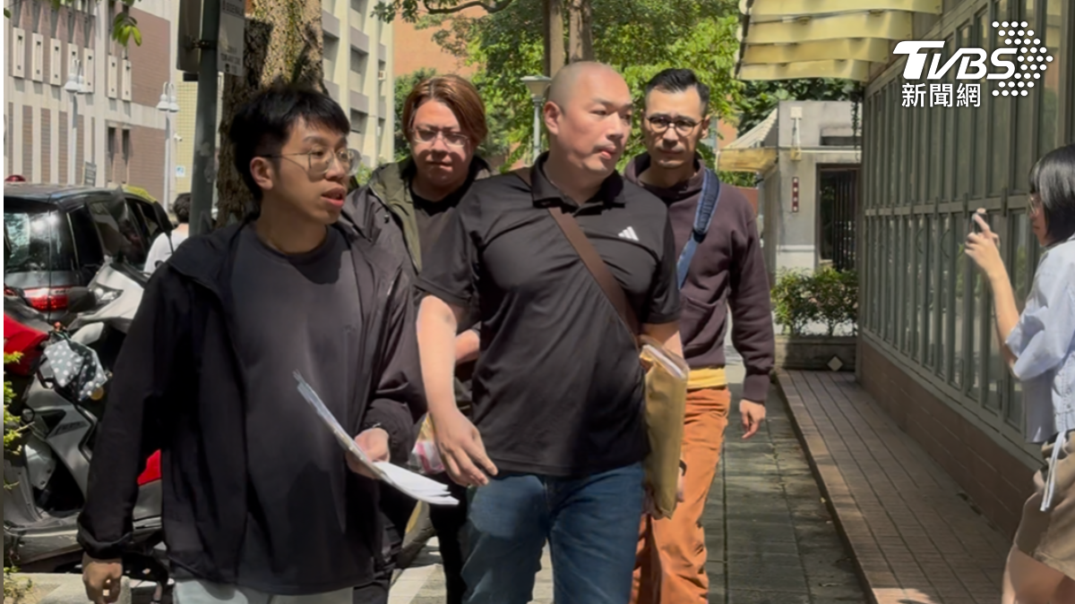 檢警拘提負責人周文傑、醫康美慧負責人吳衡毅、相關空殼公司人員共12人到案。(圖/潘千詩攝)