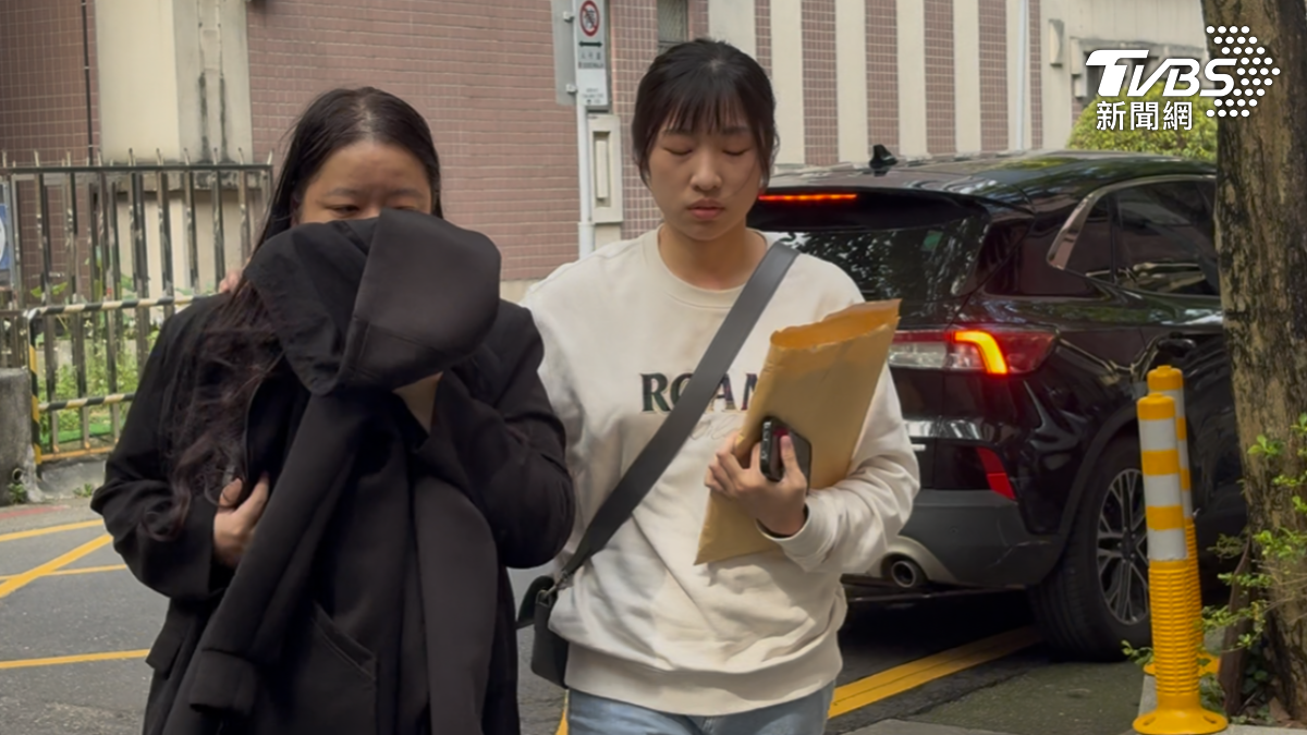 檢警拘提負責人周文傑、醫康美慧負責人吳衡毅、相關空殼公司人員共12人到案。(圖/潘千詩攝)