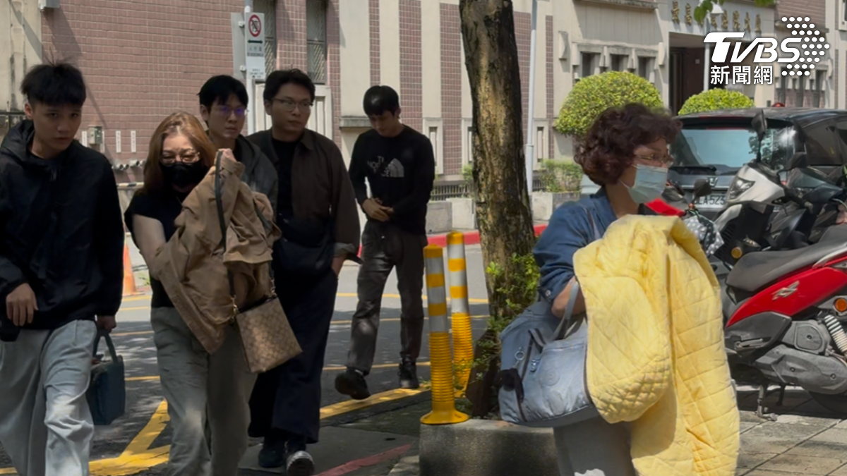 檢警拘提負責人周文傑、醫康美慧負責人吳衡毅、相關空殼公司人員共12人到案。(圖/潘千詩攝)