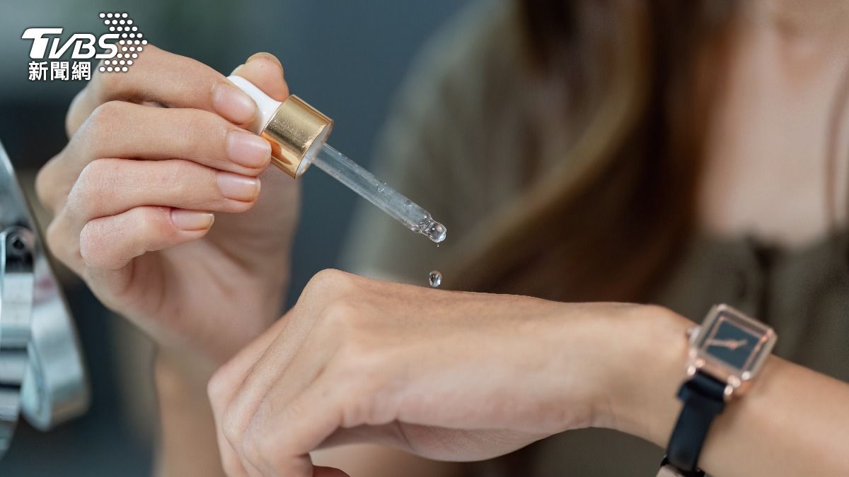 看到抗老等保養品就盲目囤貨也是種中年特徵。(示意圖/shutterstock達志影像)