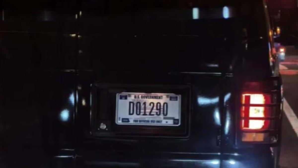 中國網友拍下川普車隊的車牌。(圖/翻攝自南華早報)