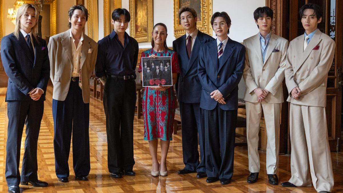墨西哥總統薛恩鮑姆拿著BTS的新專輯開心與成員們合影。(圖/翻攝自Claudia Sheinbaum Pardo 臉書)