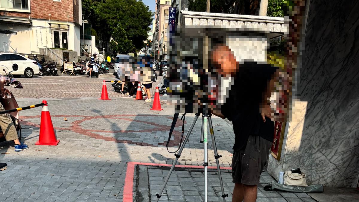 李姓作者在放學時間在校門口拍攝冰淇淋融化作品。(圖/Threads@zpwen9y授權提供)