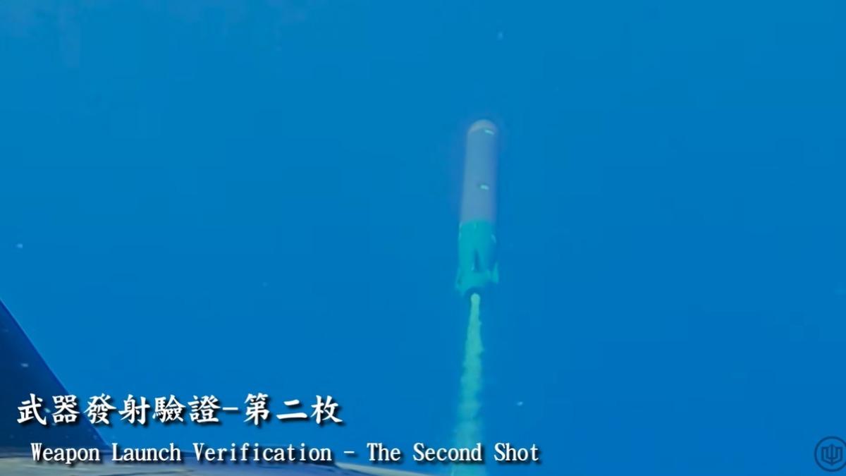 海鯤號水下操雷畫面曝光；此為第二枚。（圖／翻攝自台船YT頻道）