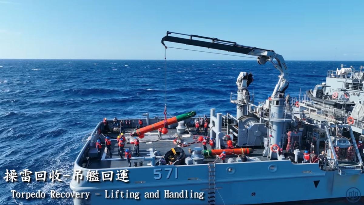 海鯤號水下操雷完畢，進行操雷回收。（圖／翻攝自台船YT頻道）