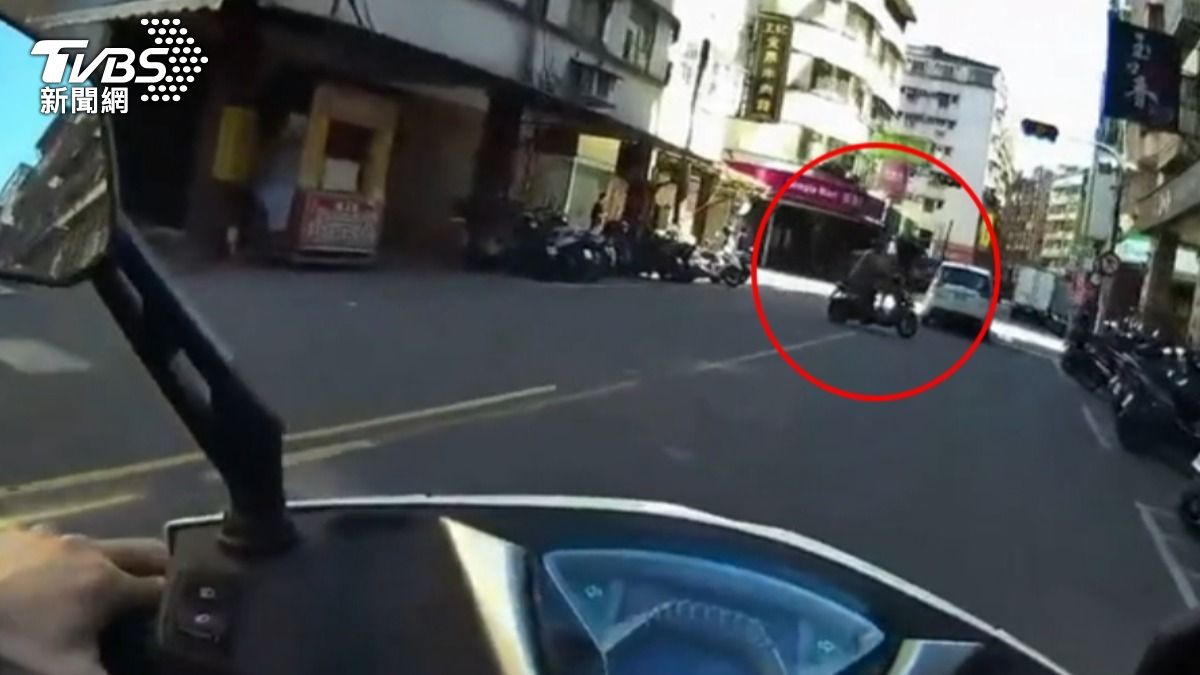違規跨雙黃線被警目擊,男不滿被開單開嗆。(圖/TVBS)