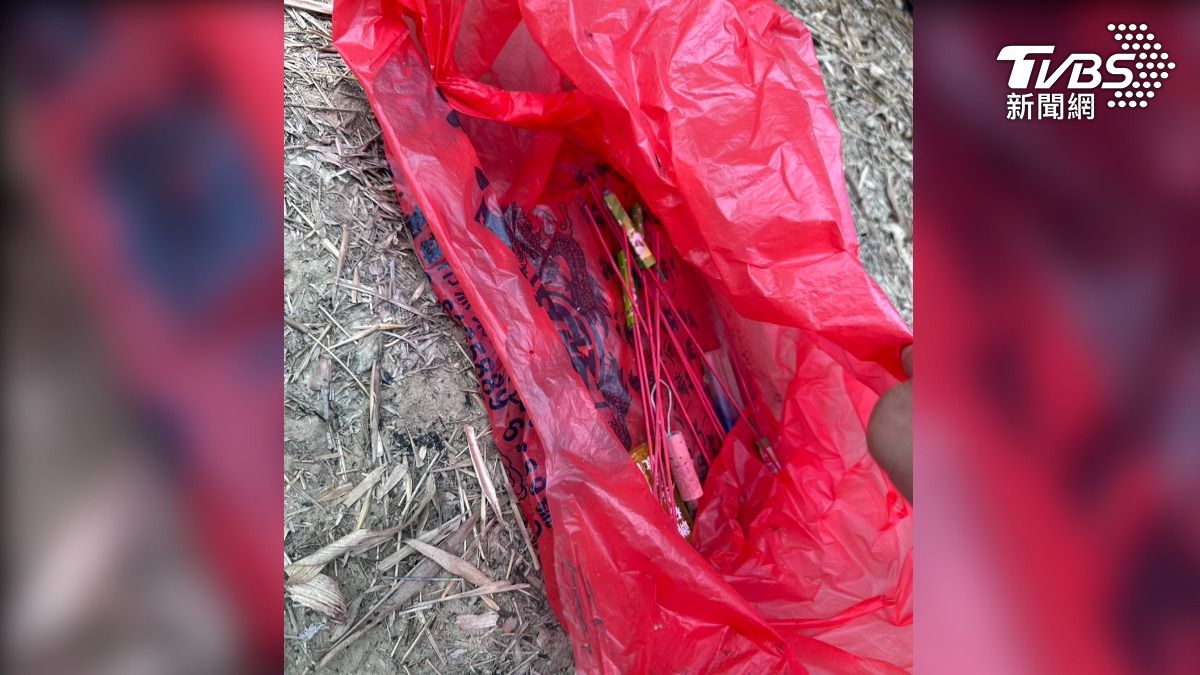 警消獲報到場,婦倒臥土坑已經回天乏術,地面上找到打火機跟鞭炮灰燼,疑似驅趕獼猴用的物品(圖/TVBS)