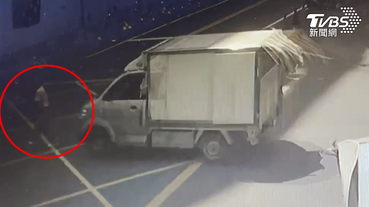 高雄一名女子駕駛小貨車,行經三民區鼎新路口時,未注意路口有男子通行,沒有煞停直接撞飛行人,男子一度沒有意識,肇事女子嚇壞崩潰大哭(圖/TVBS)