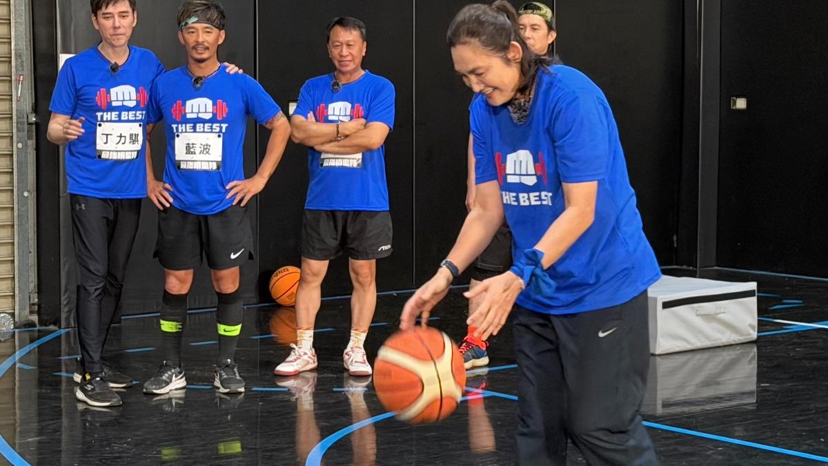 錢薇娟御駕親征「三分準投開掛」。（圖：《全城地圖：最強明星隊》提供）