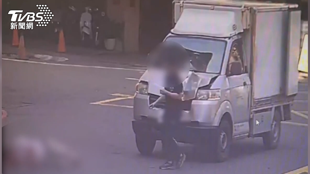 白色貨車完全沒煞車直接撞了上去,男子騰空飛起被推著走,重摔在地滾了好幾圈,當場就沒了意識,肇事女駕駛嚇得崩潰大哭(圖/TVBS)