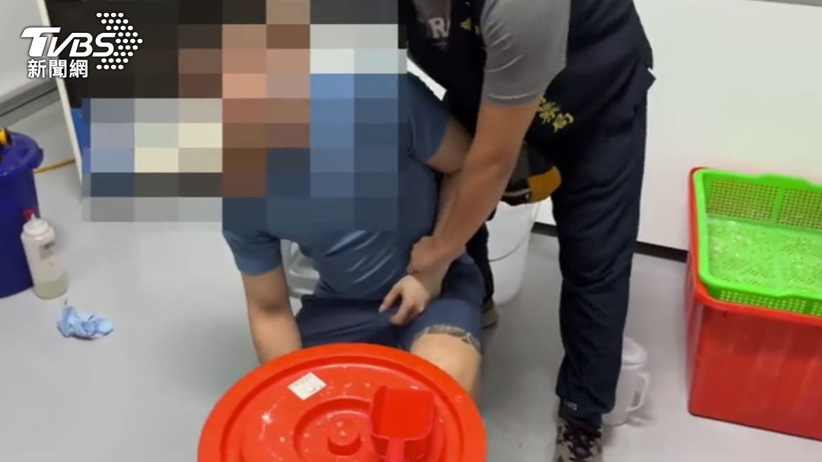 警方攻堅製毒工廠並逮捕嫌犯。(圖/TVBS)