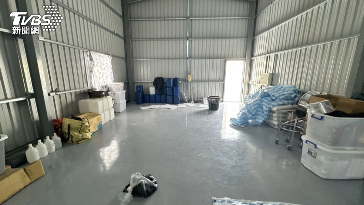 集團將兩處鐵皮工廠設在田野、魚塭等人煙稀少處,以降低被查緝風險。(圖/TVBS)