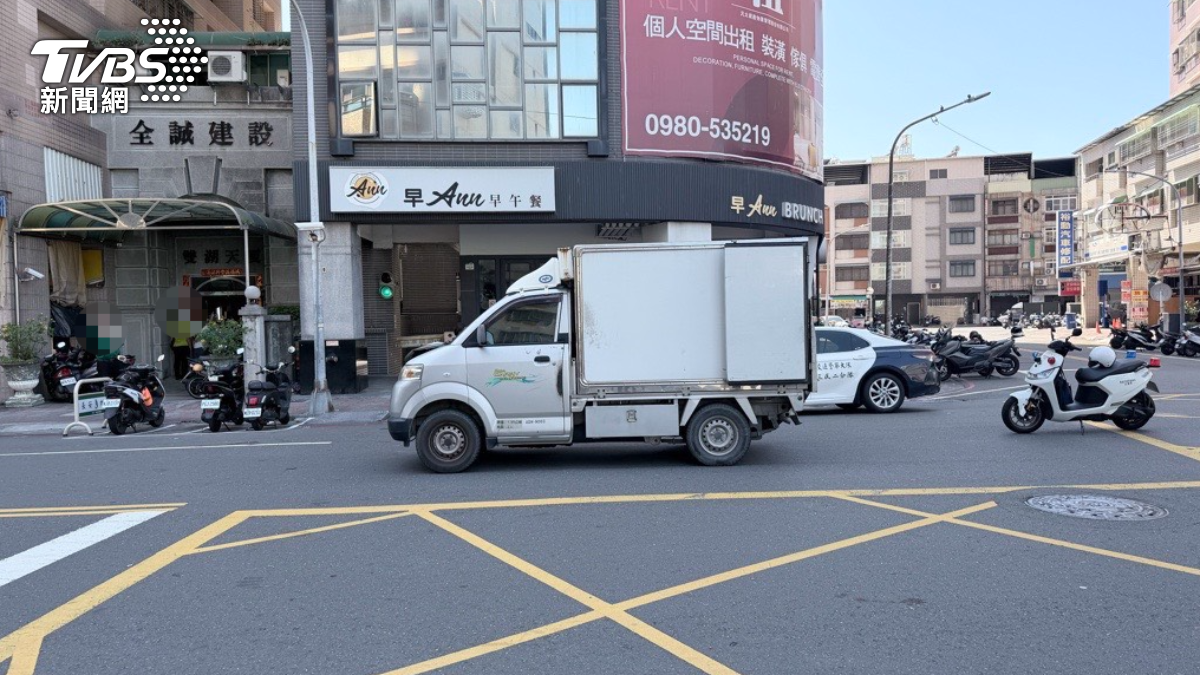 事發路口100公尺內設有行人穿越道可通行,加上跨越路口僅能直線通過,行人被撞飛仍違規得吞5百元罰款(圖/TVBS)