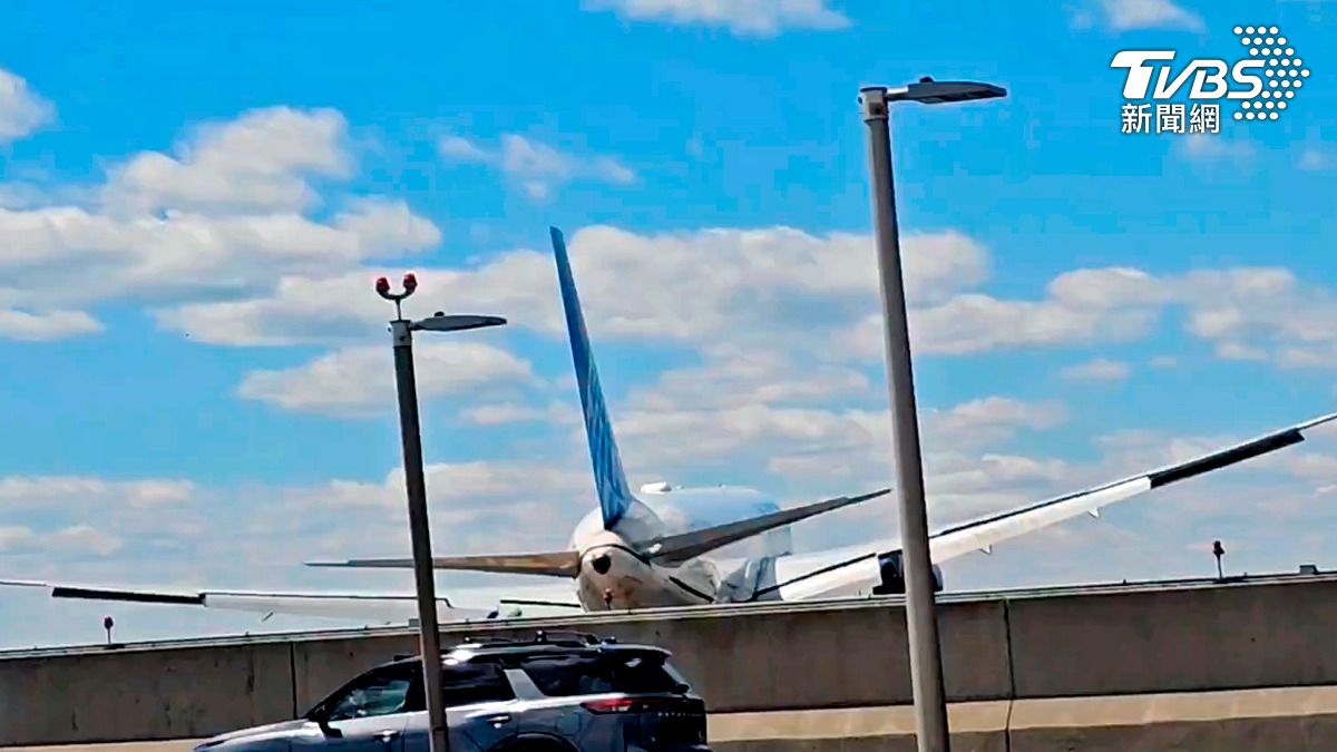 聯合航空日前降落時,撞到高速公路上一輛卡車,今天有新的監視影像曝光。(圖/達志影像美聯社)