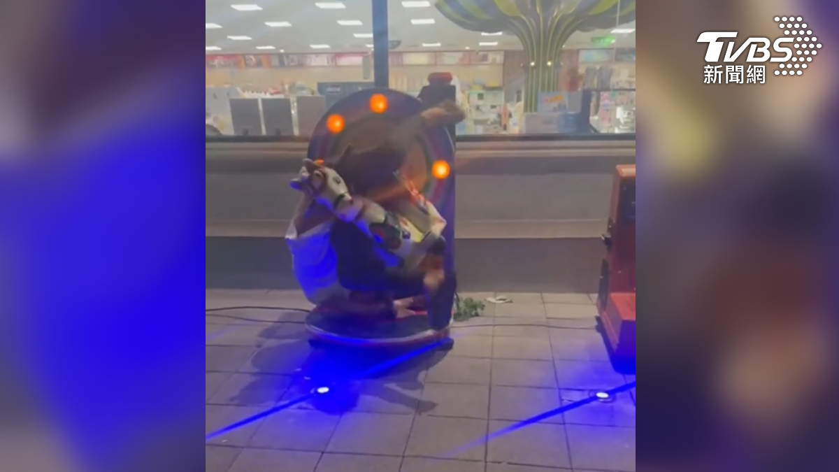 高雄一名男子,把幼童專用的投幣搖搖馬,當成自己的遊樂設施,惡作劇當好玩,機器才剛啟動,下一秒立刻失控,男子當場倒頭栽,頭部差點被卡住(圖/TVBS)