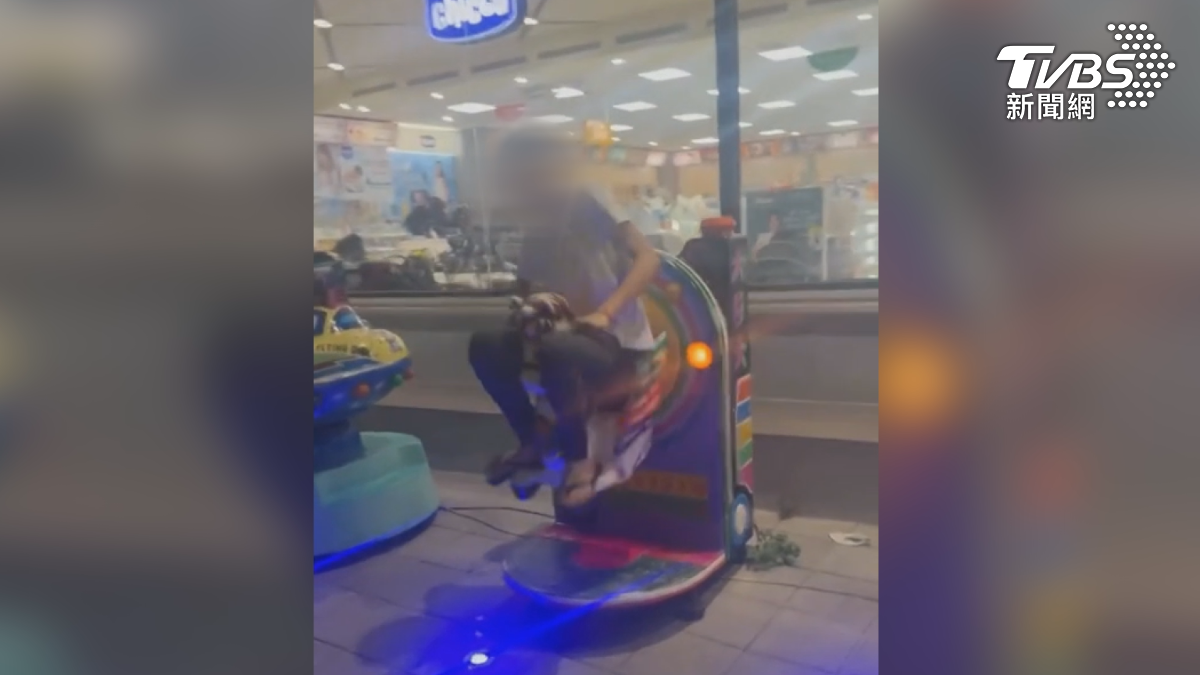 一名男子坐在幼兒遊玩的搖搖馬上,投幣後機器開始啟動,但明顯已經超重,下一秒立刻失控,男子嚇得不輕(圖/TVBS)