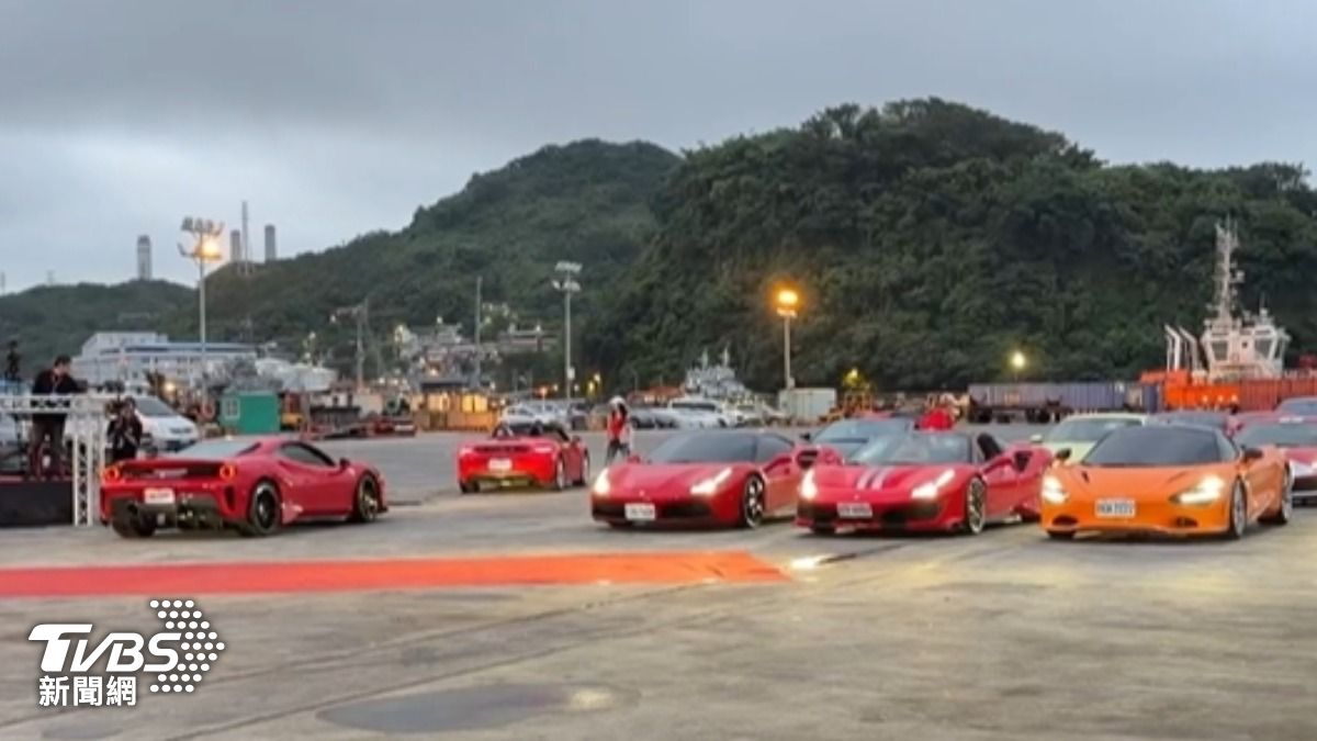 超吸睛民眾驚呼!22輛破億超跑首航基隆到澎湖。(圖/TVBS)