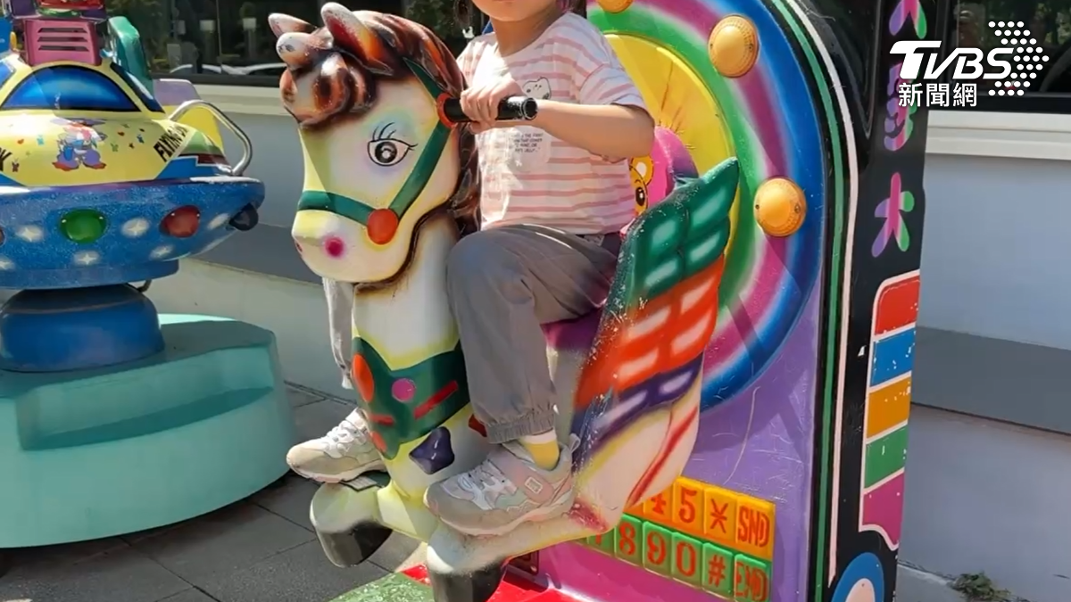 嬰兒用品店外頭,店家設置投幣式的遊戲器材,上頭其實寫著限7歲以下的幼兒使用,事後業者也緊急貼出公告,強調超過20公斤禁止乘坐(圖/TVBS)