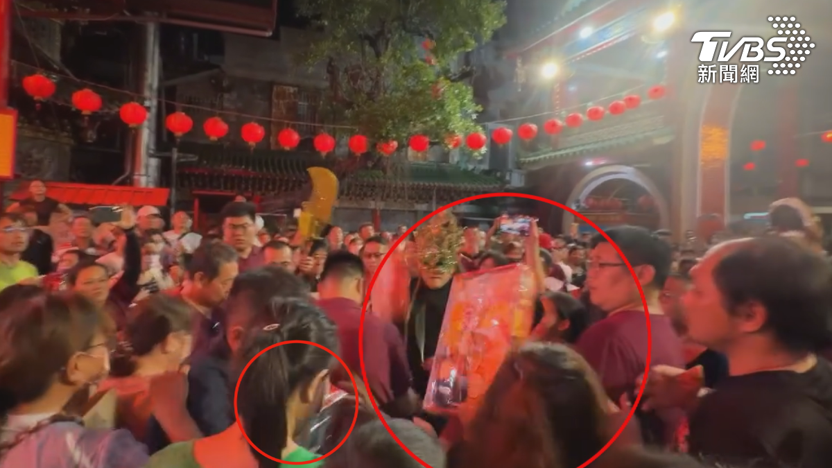 這次表演者不停用力砸實在不妥。不過當事人透露自己沒有生氣,當天信眾不停推擠,甚至自身衣服差點被拉了下來,才會朝著外圍丟餅乾(圖/翻攝臉書@東港五四三)