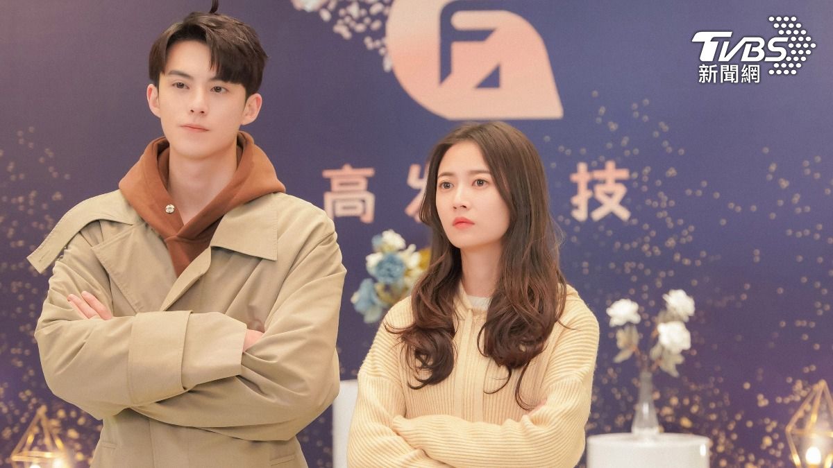 王鶴棣(左)與陳鈺琪繼《浮圖緣》後再度合作,上演社畜求生日常。(圖/TVBS)