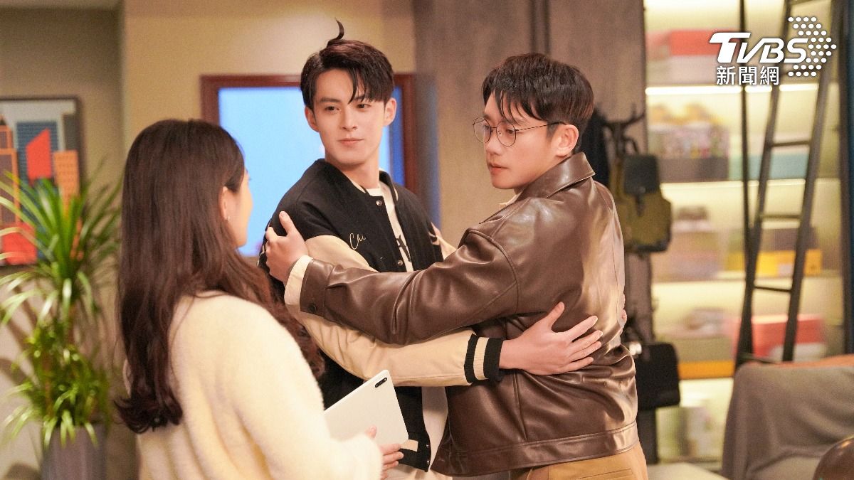 鄭愷(右)與王鶴棣搞笑的師徒互動是一大看點。(圖/TVBS)